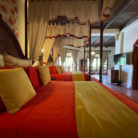 Tropicana Castle Dive Resort Powered By Cocotel Puerto Galera Bilik gambar