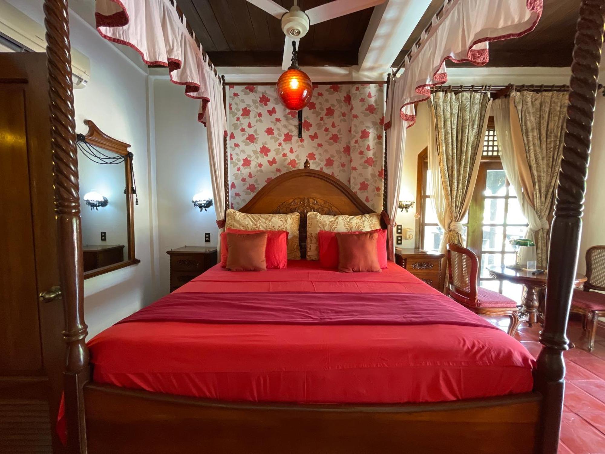 Tropicana Castle Dive Resort Powered By Cocotel Puerto Galera Bilik gambar