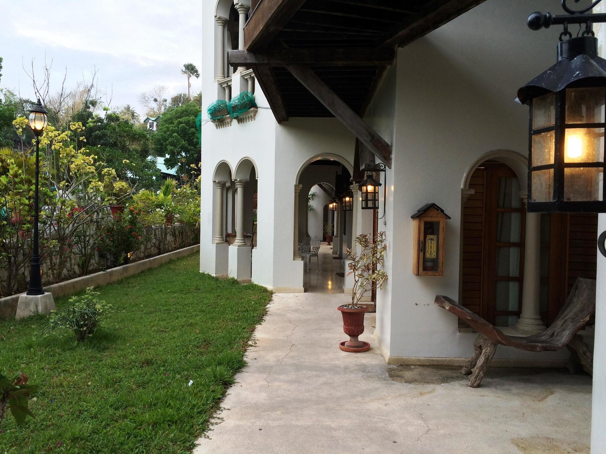 Tropicana Castle Dive Resort Powered By Cocotel Puerto Galera Luaran gambar